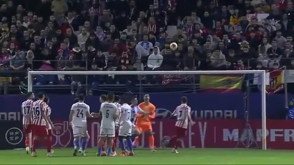 心理战术：扎金花中如何通过眼神和动作误导对手？（心理博弈：在扎金花中如何用眼神与肢体语言迷惑对手？）